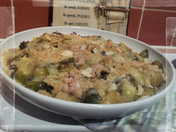Crumble di cavoletti con mandorle e pancetta
