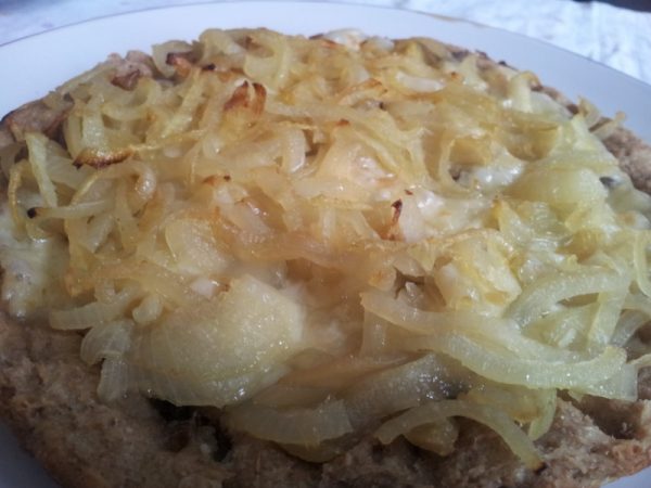 Pizza cipolle e primosale con farina integrale