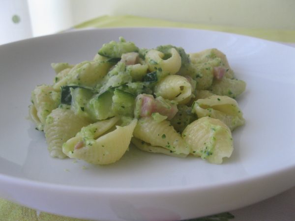 Pasta con crema di zucchine pancetta e gorgonzola