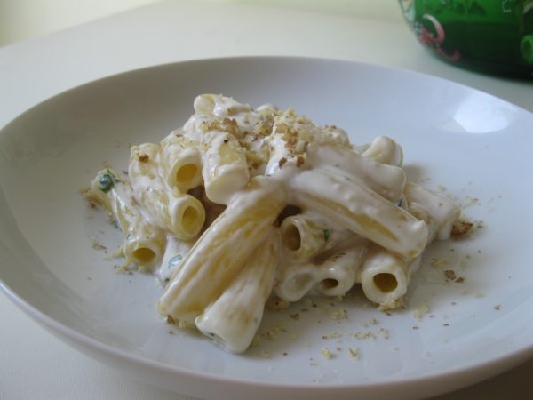 Pasta con crema taleggio noci ed erbe aromatiche