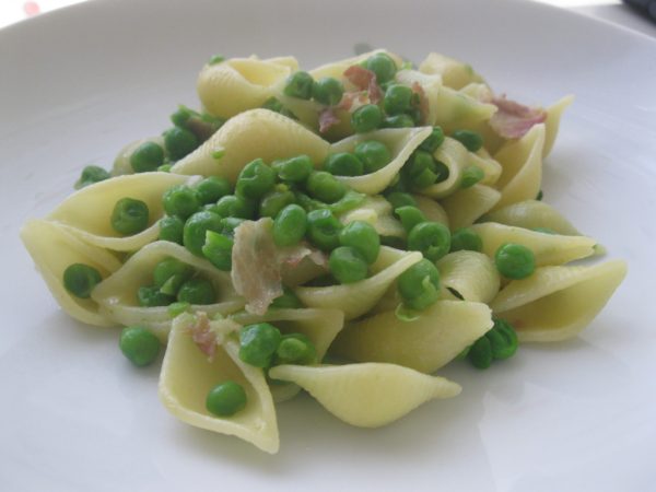 Pasta con piselli e pancetta