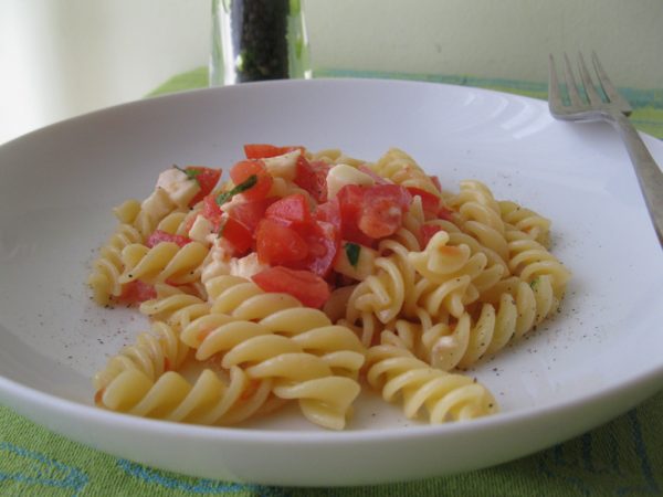 Pasta fredda con pomodori e mozzarella