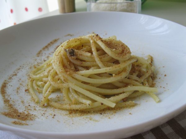 Spaghetti acciughe e mollica