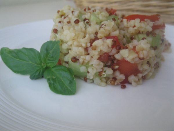 Bulgur e quinoa con cetrioli e pomodorini al profumo di basilico