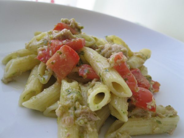 Penne al pesto con pomodori e tonno