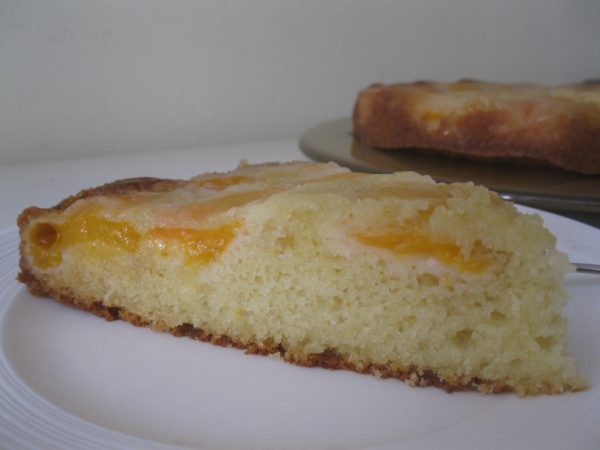 Torta sottosopra di albicocche fresche