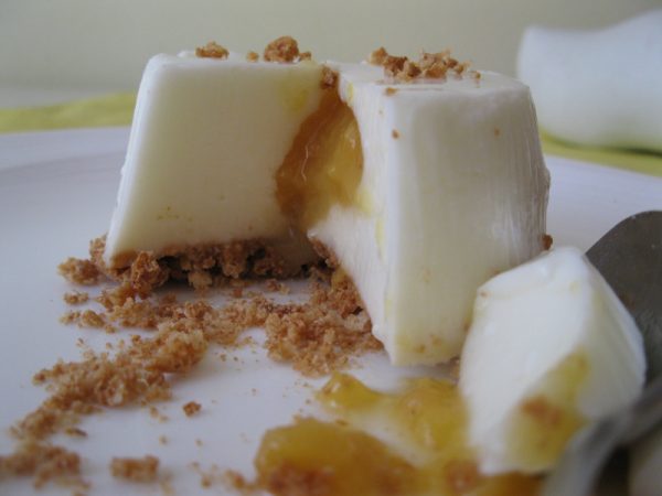 Budino di yougurt con cuore di pesche sul letto di amarettti
