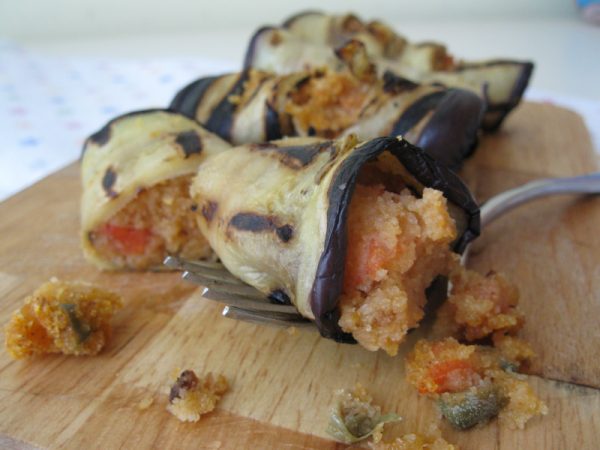 Involtini di melanzane grigliate con capperi e aceto