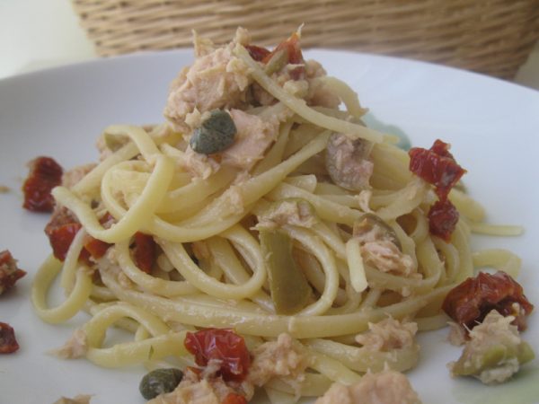 Linguine al tonno con capperi, olive bianche e pomodori secchi