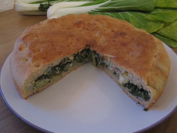 Torta salata con bietole, patate e salame