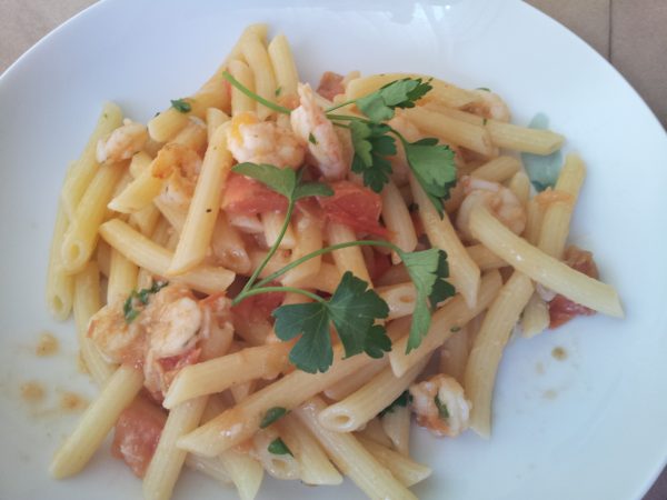 Penne rigate con gamberetti e pomodorini