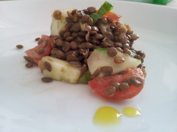 Lenticche in insalata con pomodori, cetriolo e olio al basilico