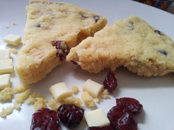 Shortbread con cioccolato bianco e cranberry