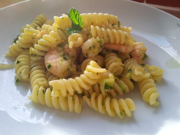 Fusilli con gamberi e crema di zucchine con menta